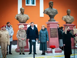 В Чкаловске открыли бюсты героев-летчиков Георгия Байдукова и Александра Белякова